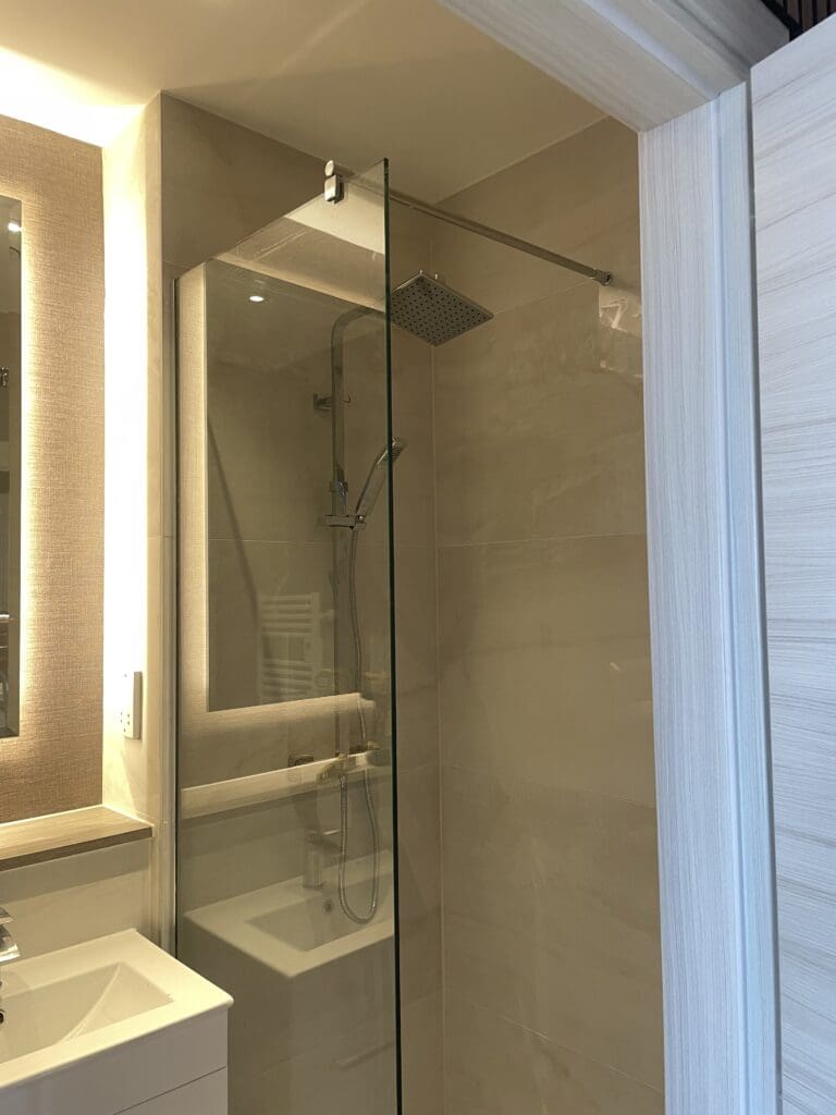 Frameless shower screen