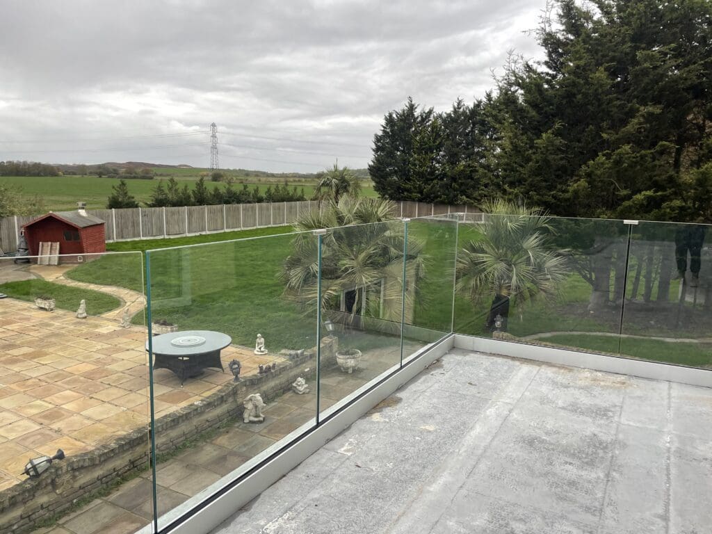 Frameless glass balustrade for a balcony area