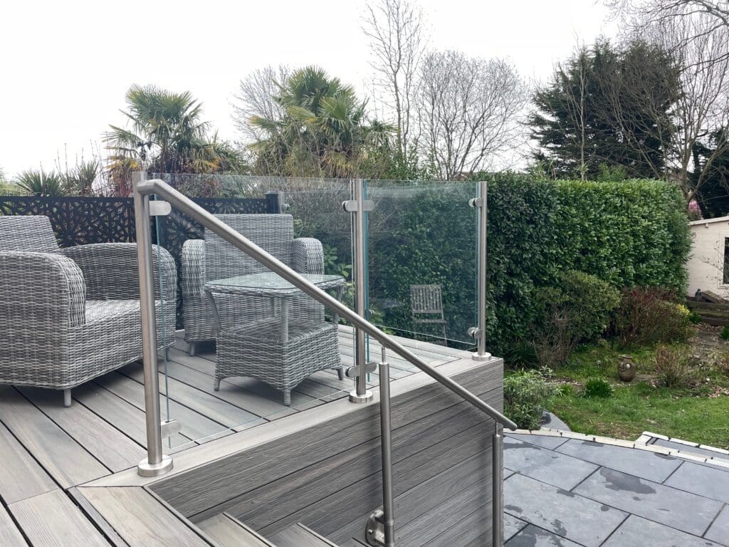 Free floating glass balustrade